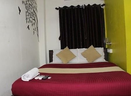 Hotel Saffron Inn Мумбай Екстериор снимка