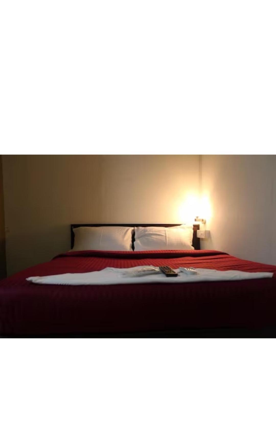 Hotel Saffron Inn Мумбай Екстериор снимка