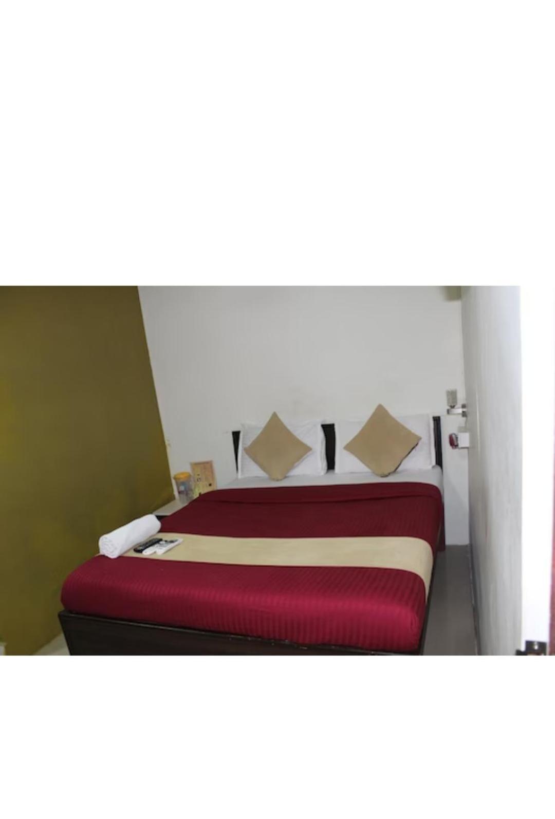 Hotel Saffron Inn Мумбай Екстериор снимка