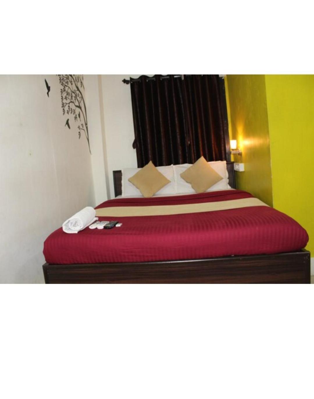 Hotel Saffron Inn Мумбай Екстериор снимка