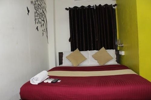 Hotel Saffron Inn Мумбай Екстериор снимка