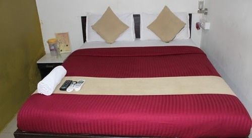 Hotel Saffron Inn Мумбай Екстериор снимка